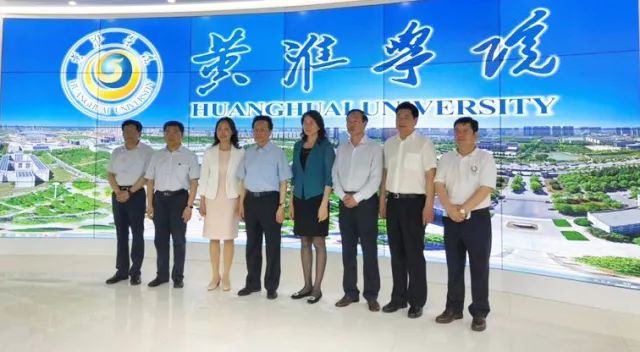 中華職業(yè)教育社理事長(zhǎng)陳昌智、河南省副省長(zhǎng)霍金花一行參觀展廳